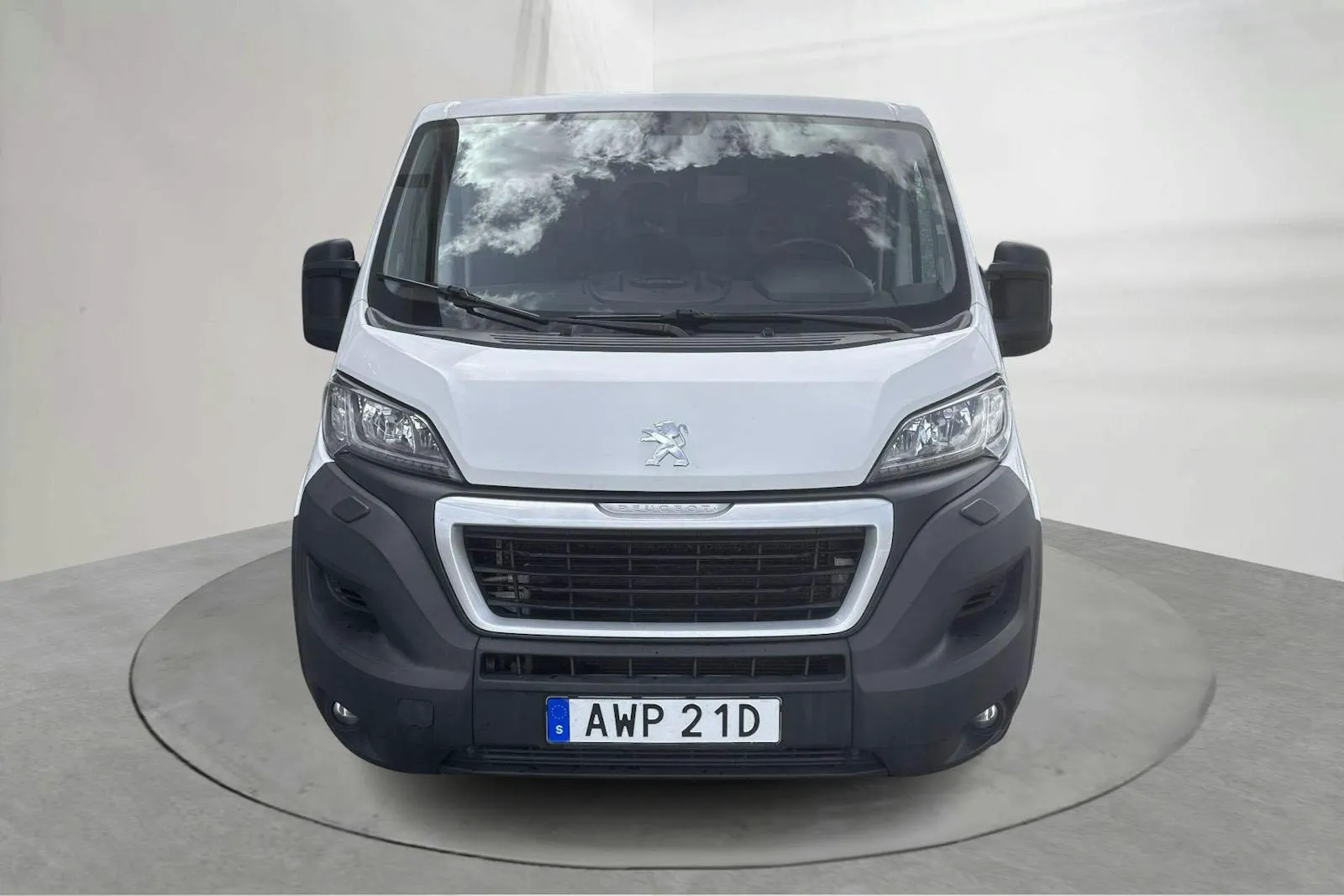 Vehicle image 3