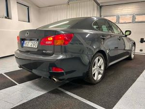 Lexus IS bild 2