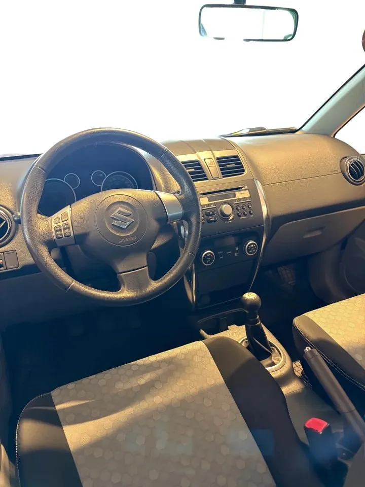 Vehicle image 6