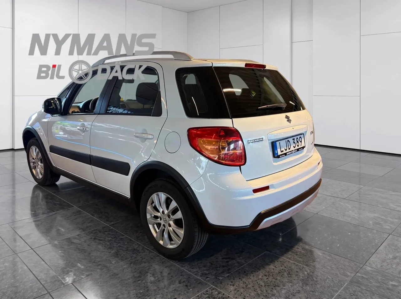 Vehicle image 3