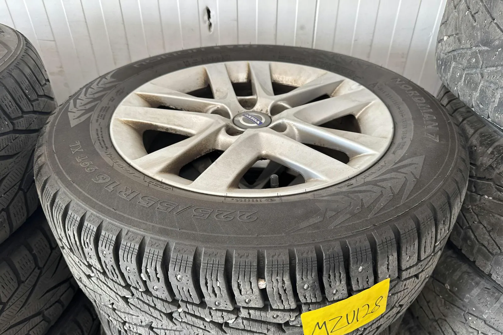 Vehicle image 16