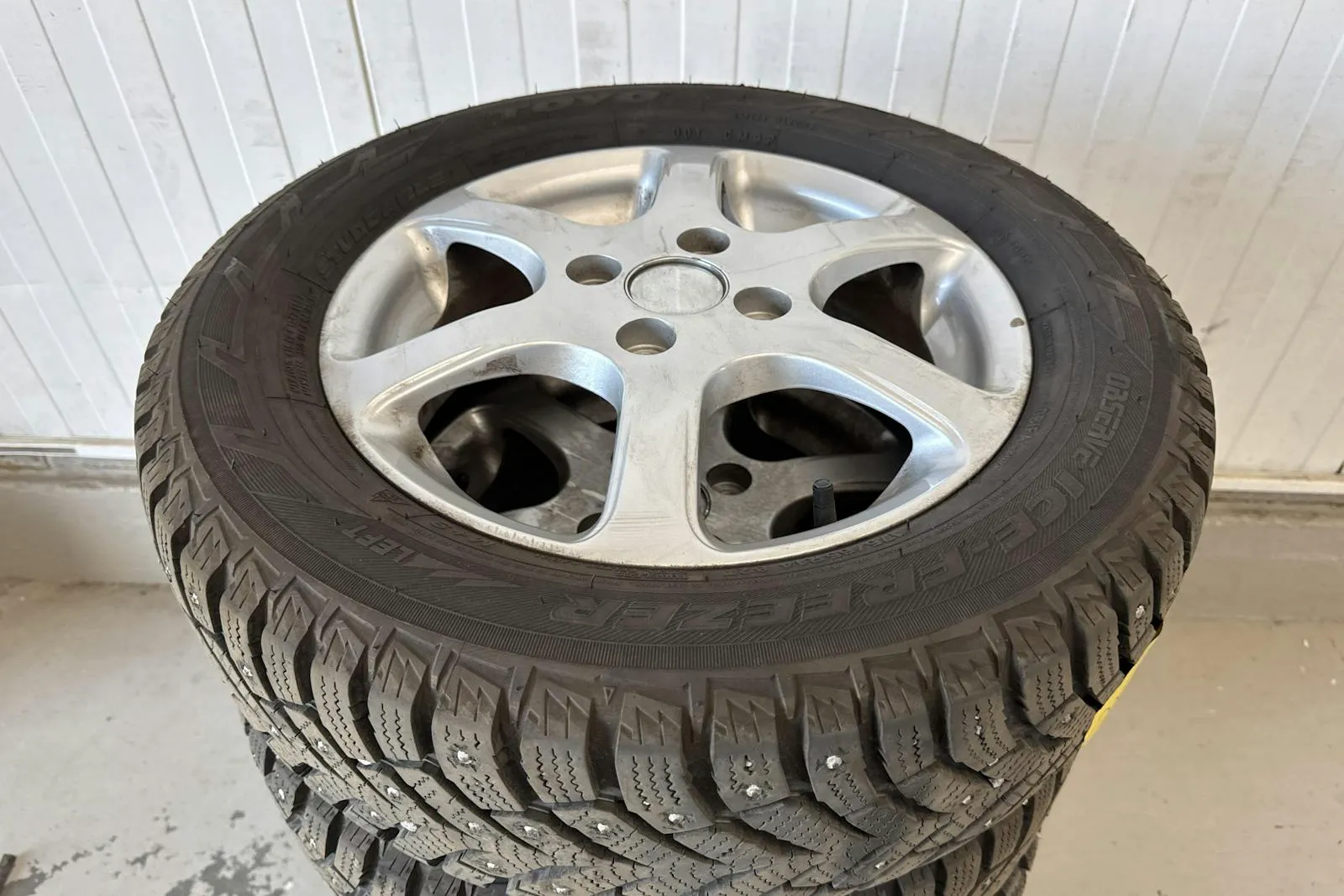 Vehicle image 16