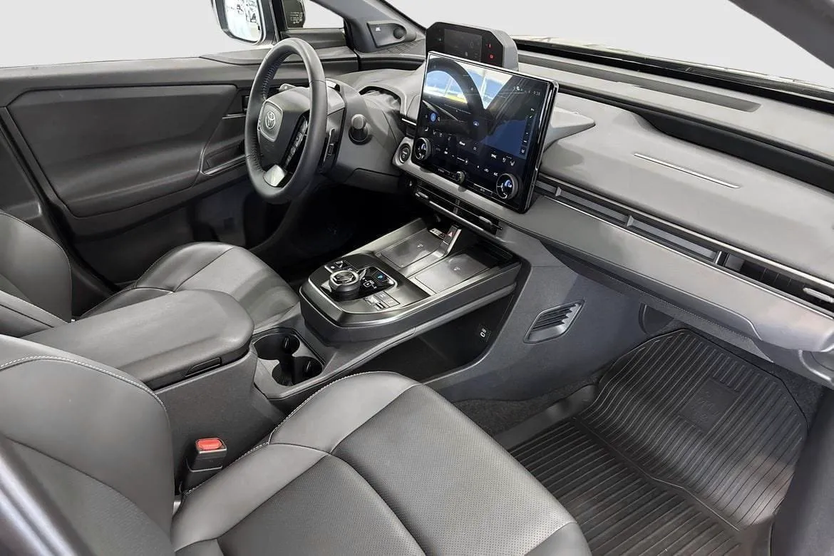 Vehicle image 6