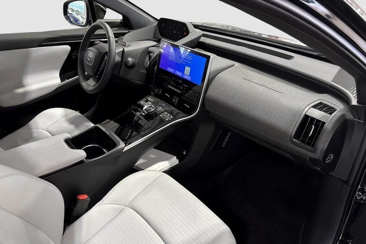Vehicle image 6