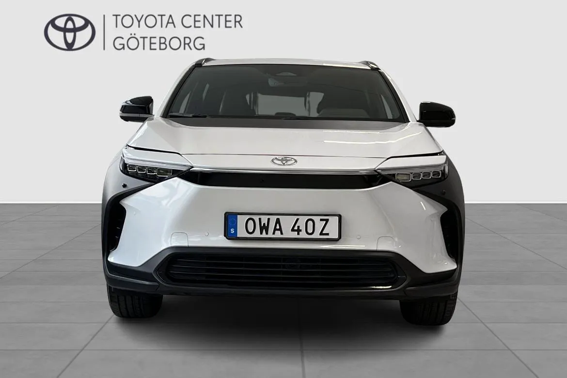 Vehicle image 5
