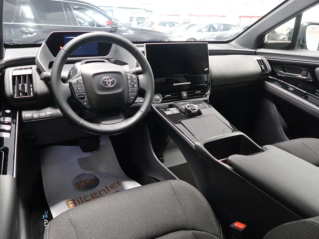 Vehicle image 16