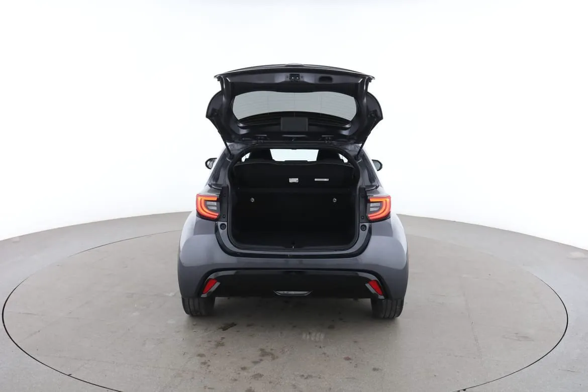 Vehicle image 16