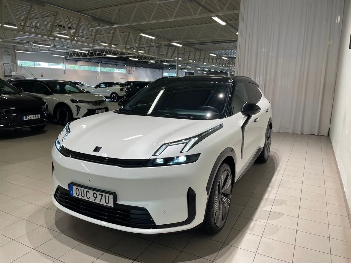Vehicle image 6