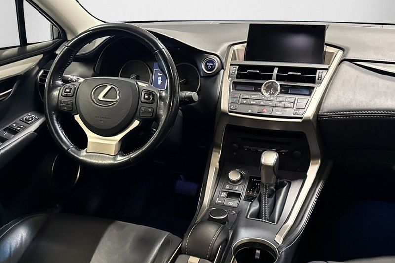 Lexus NX bild 14