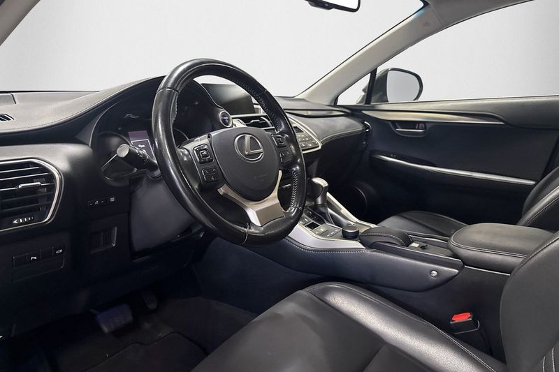 Lexus NX bild 8