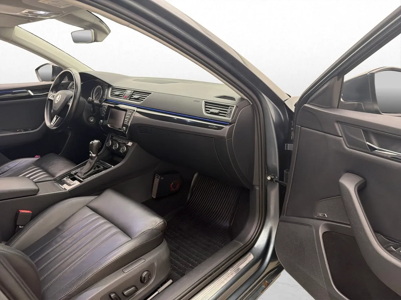 Vehicle image 15
