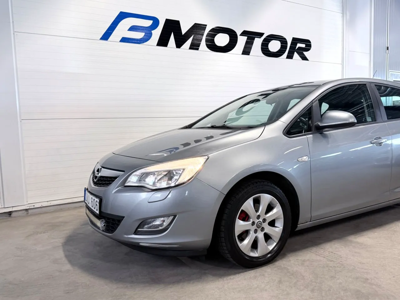 Vehicle image 4