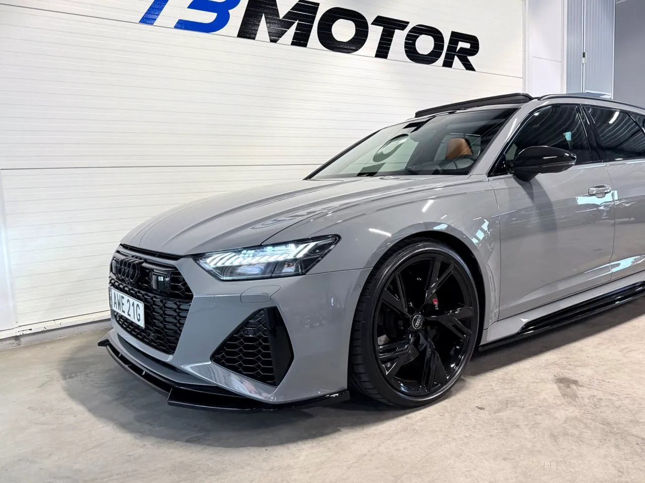 Vehicle image 10