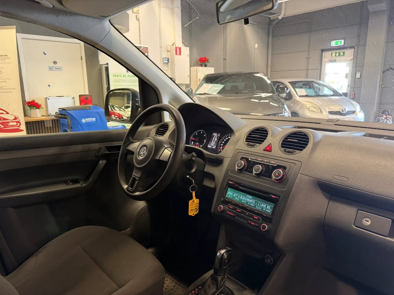 Vehicle image 16