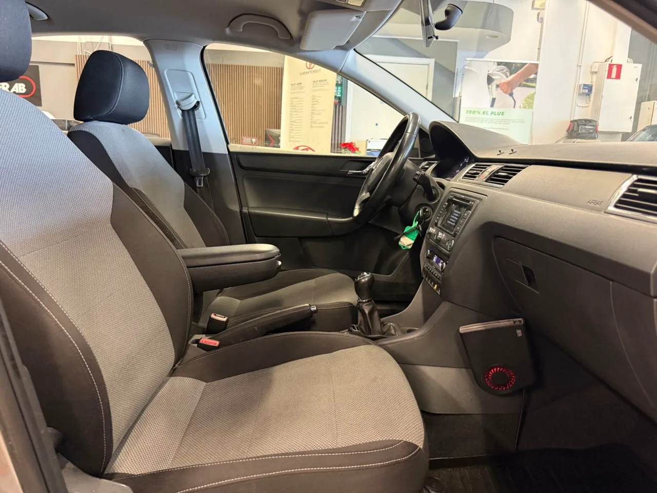 Vehicle image 16