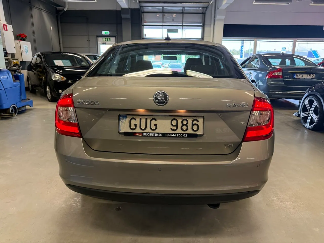 Vehicle image 5