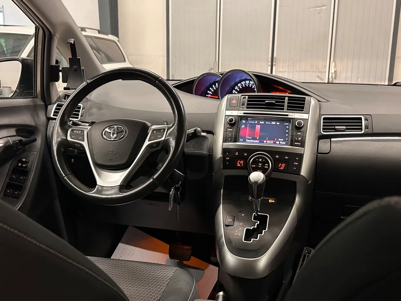Vehicle image 10