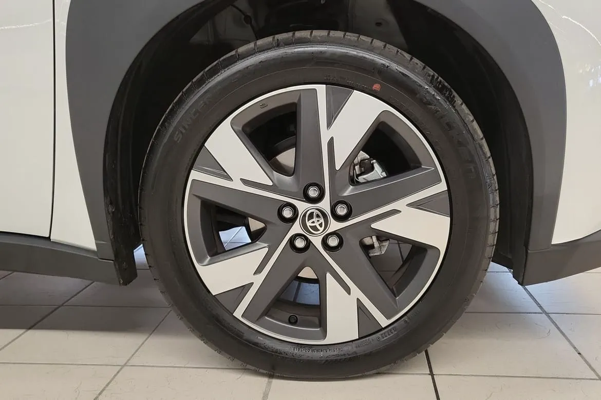 Vehicle image 15