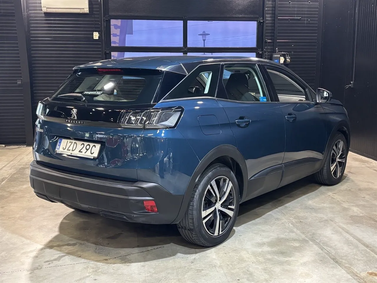Vehicle image 4