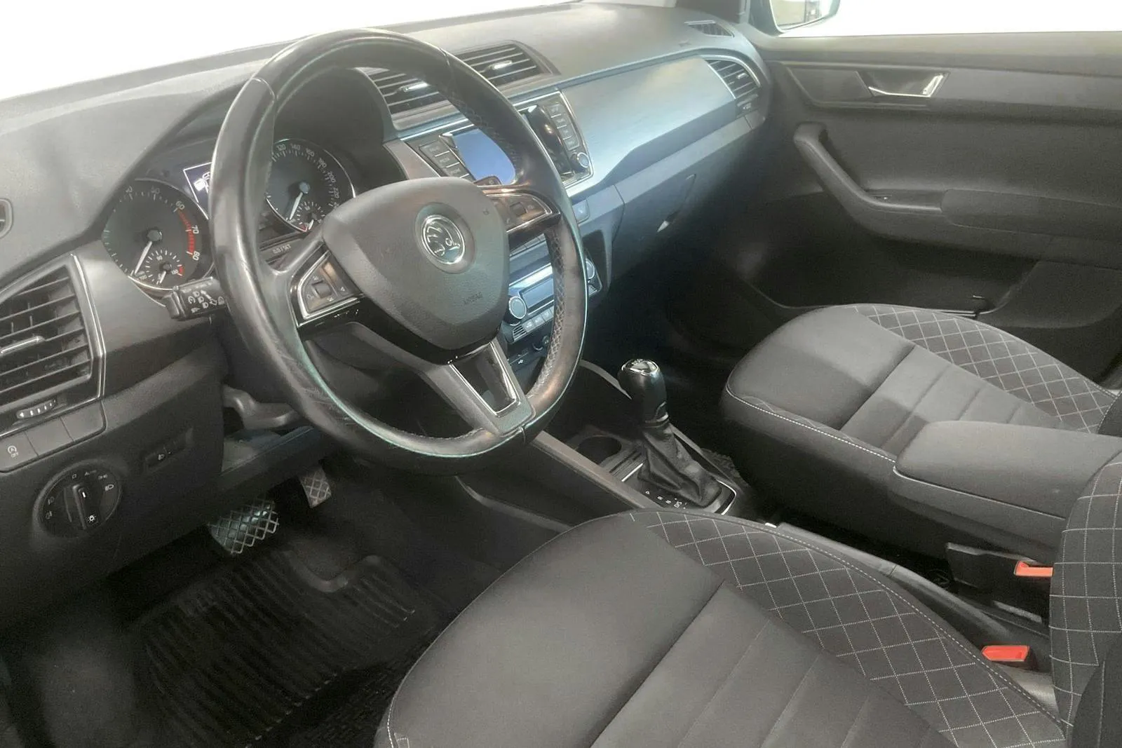 Vehicle image 16