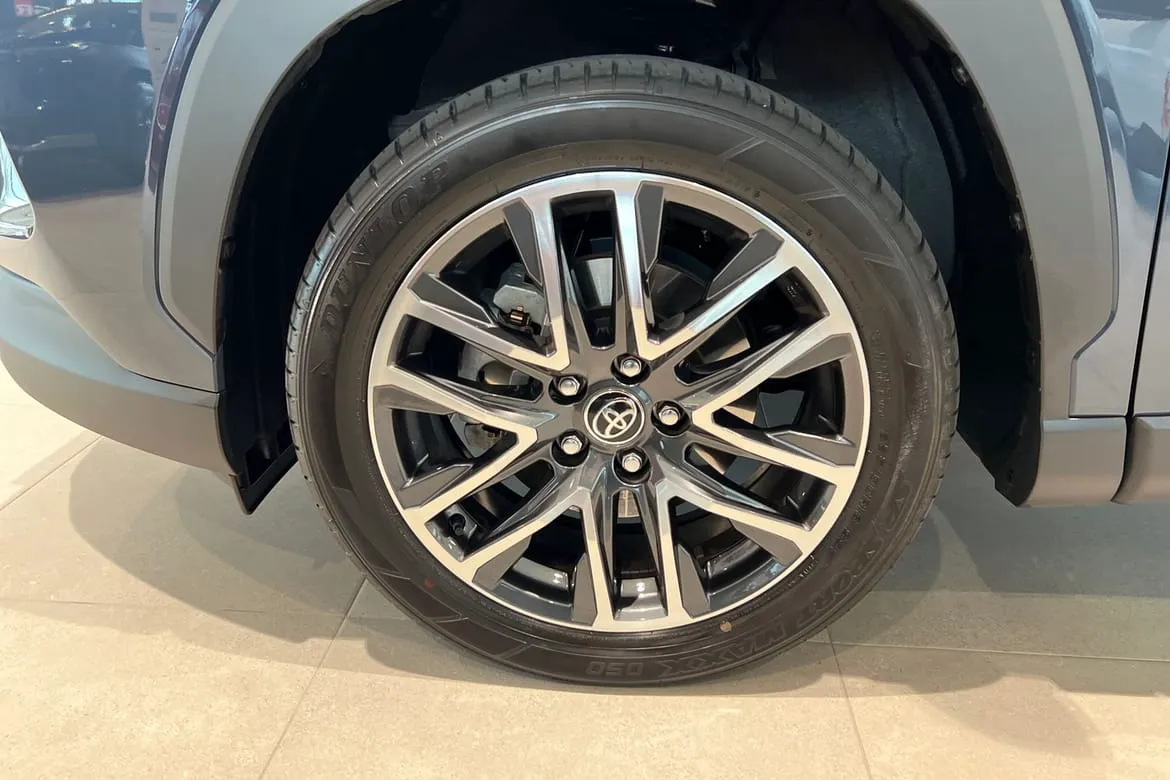 Vehicle image 16
