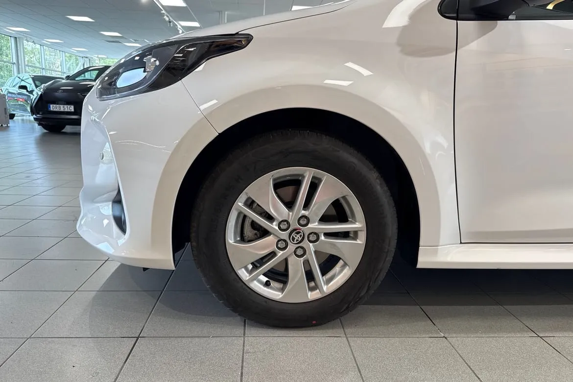 Vehicle image 16