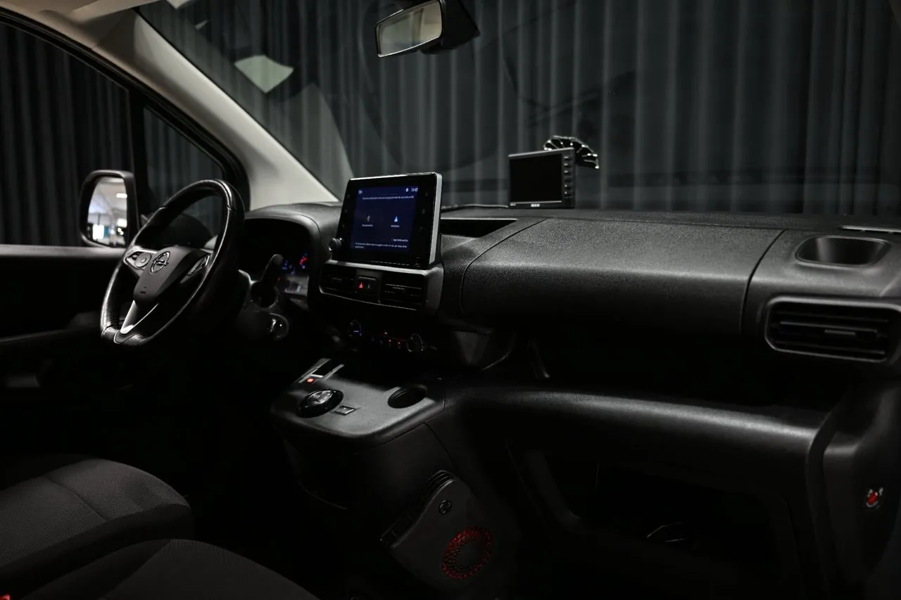 Vehicle image 28