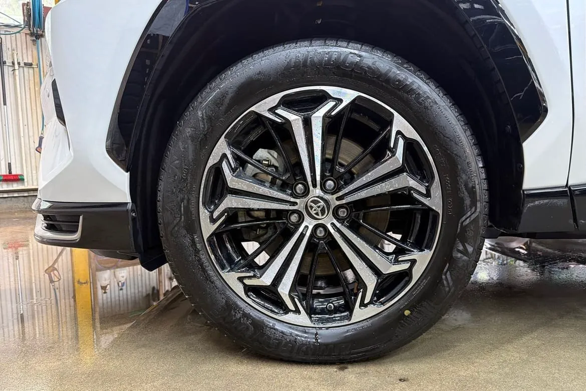 Vehicle image 16