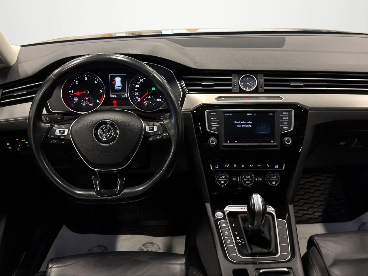Vehicle image 16