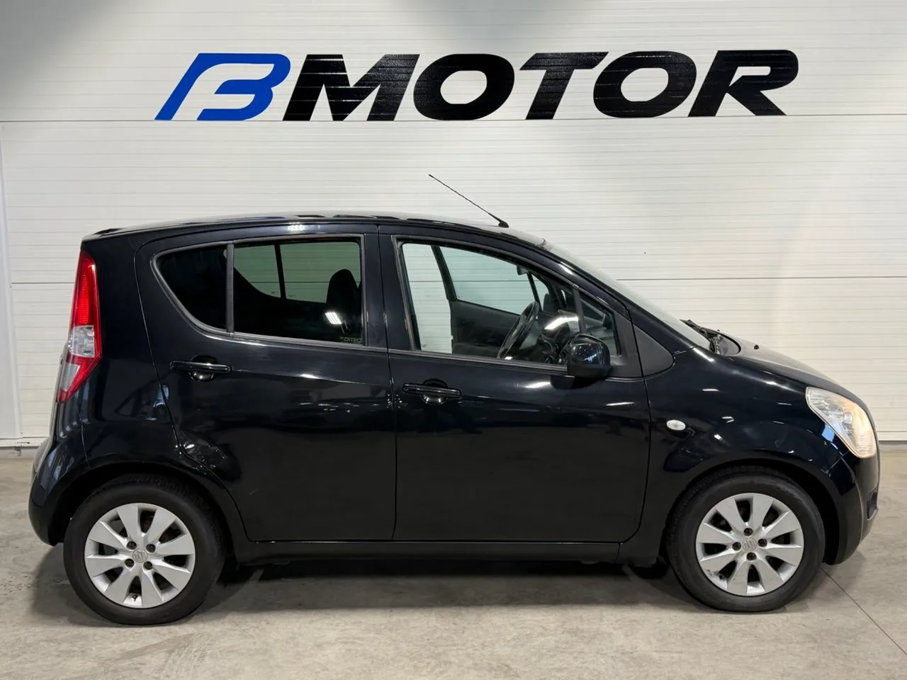 Vehicle image 12