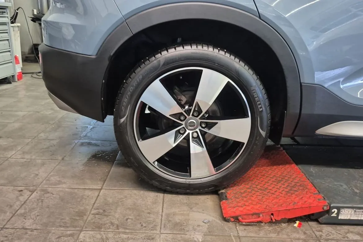 Vehicle image 16