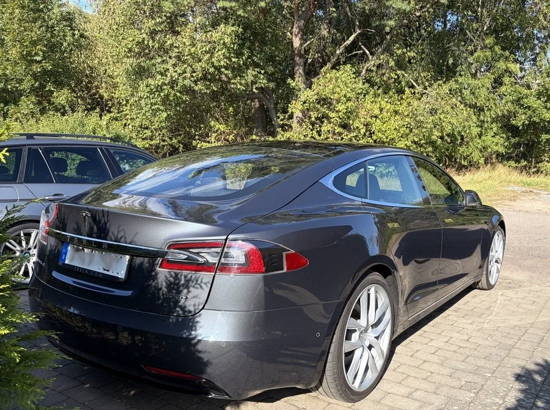 Vehicle image 15