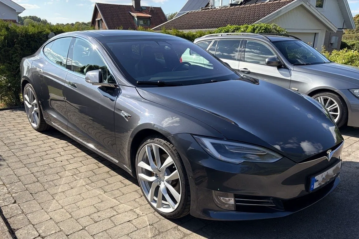 Vehicle image 16