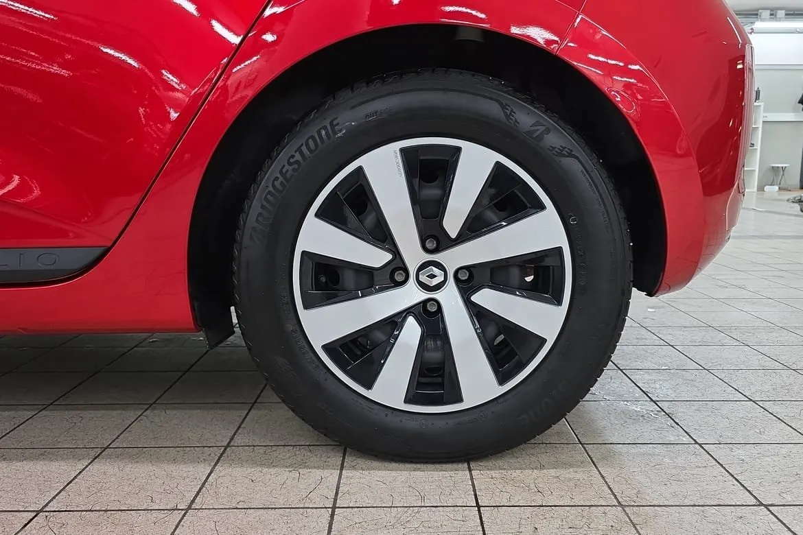 Vehicle image 16