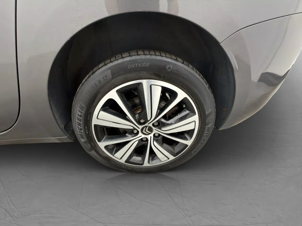 Vehicle image 33