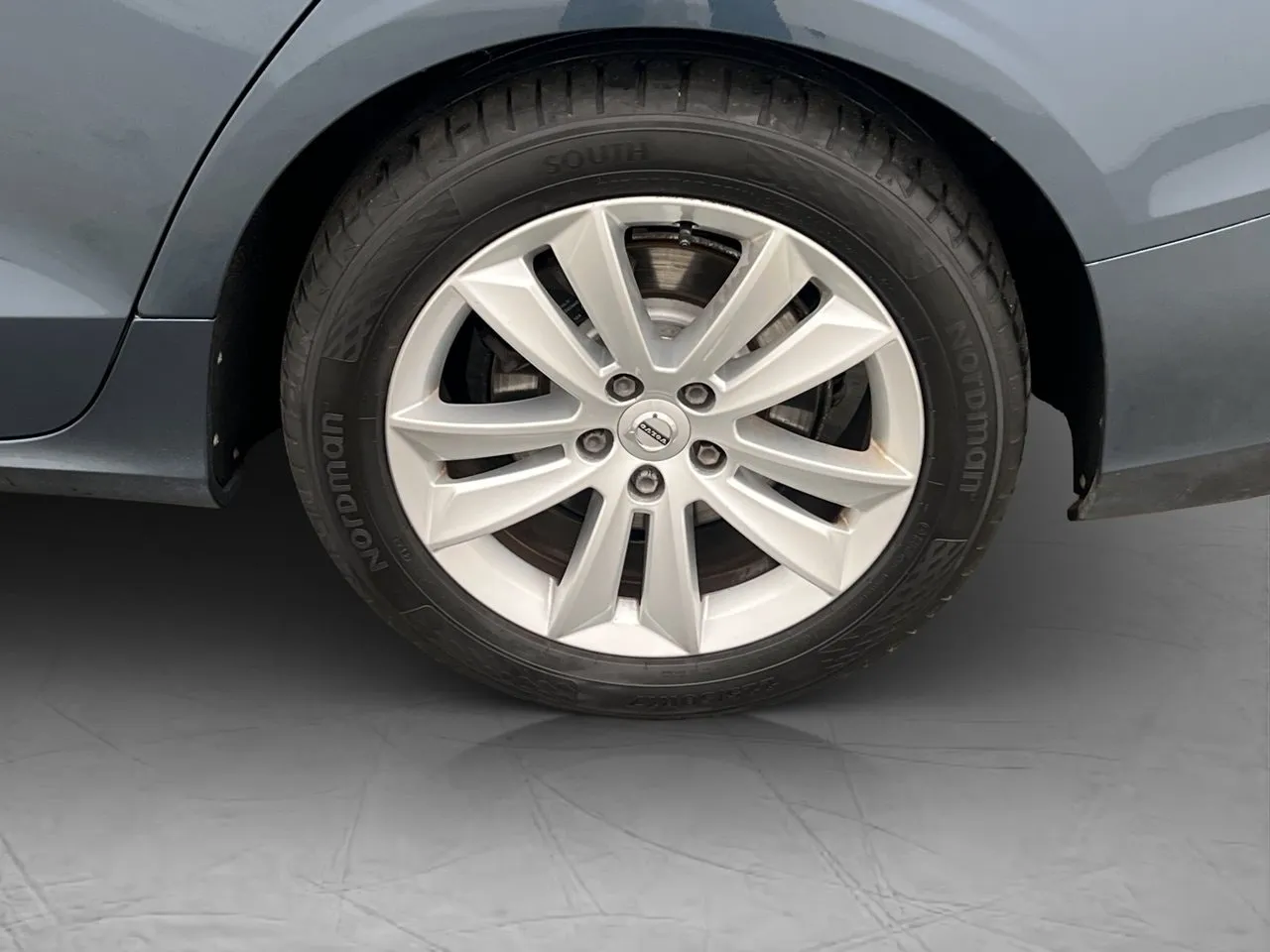 Vehicle image 32