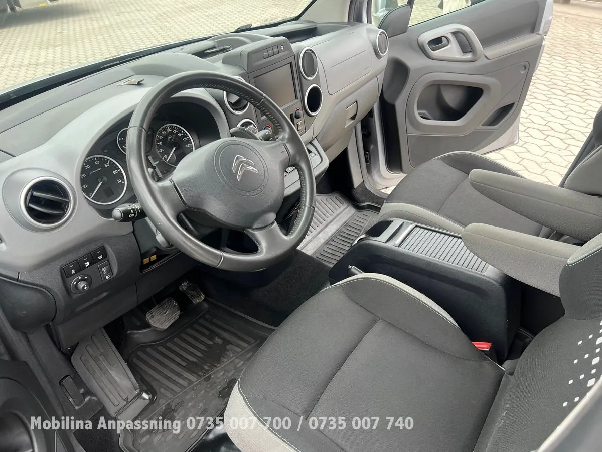 Vehicle image 14