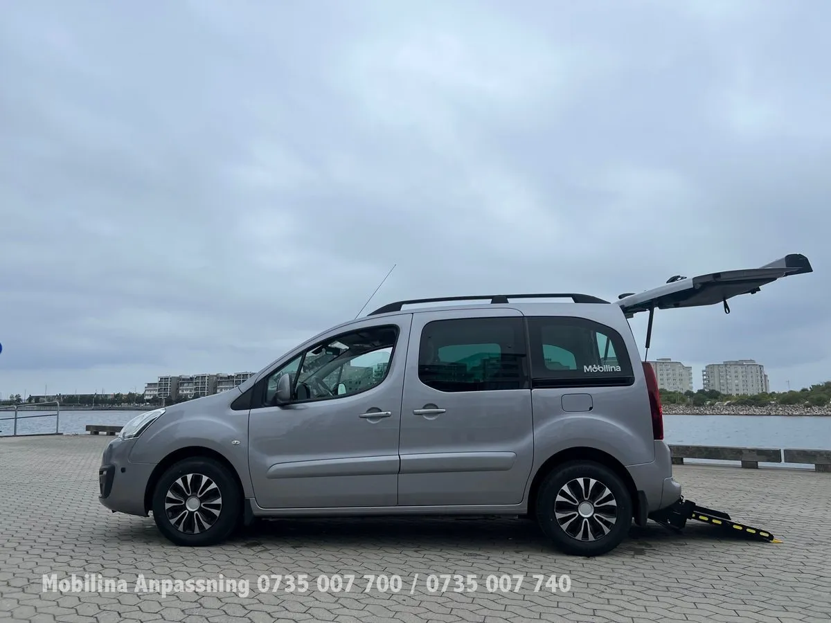 Vehicle image 24