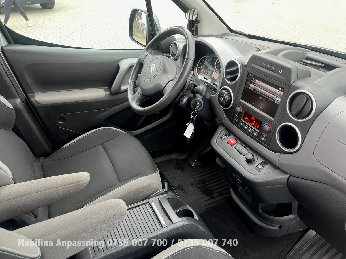 Vehicle image 16