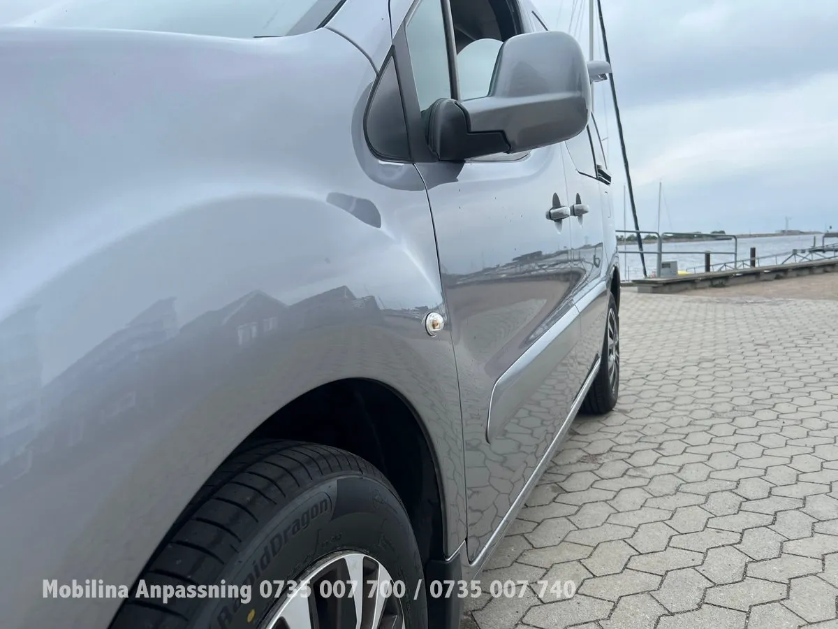 Vehicle image 28