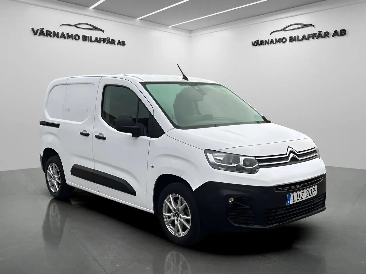 Vehicle image 8