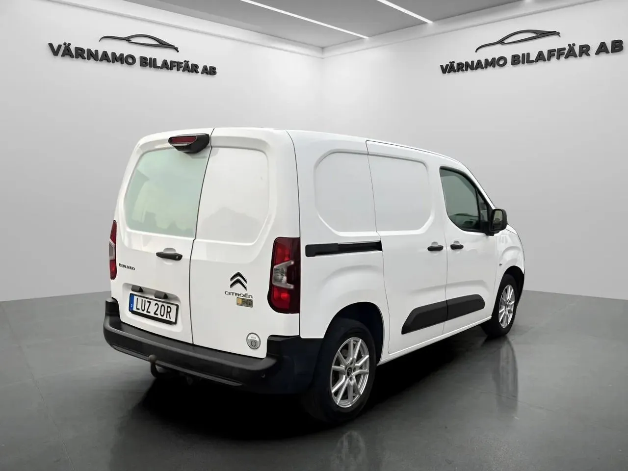 Vehicle image 5