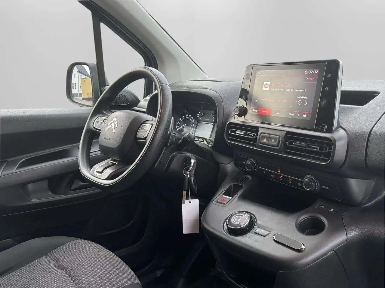 Vehicle image 18