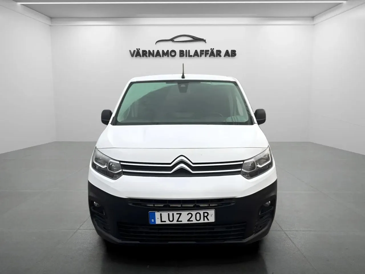 Vehicle image 9