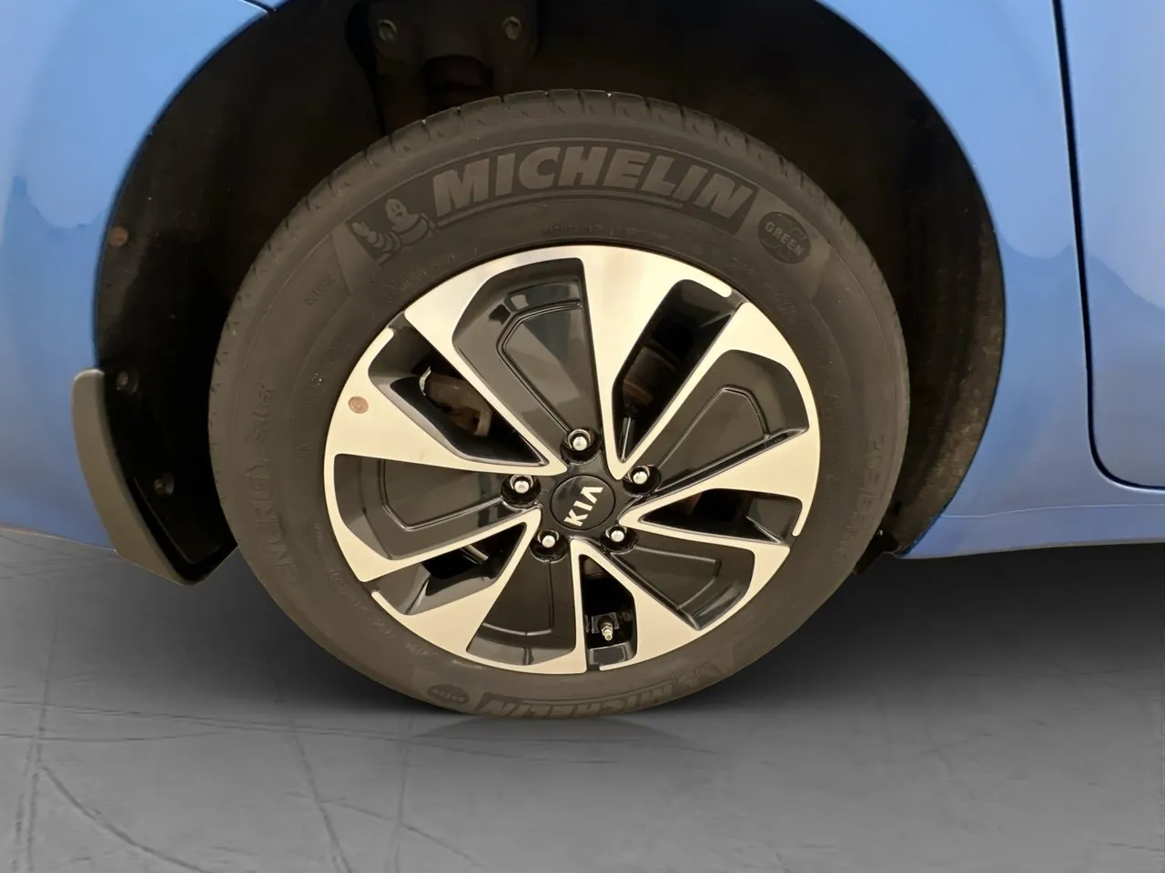 Vehicle image 32