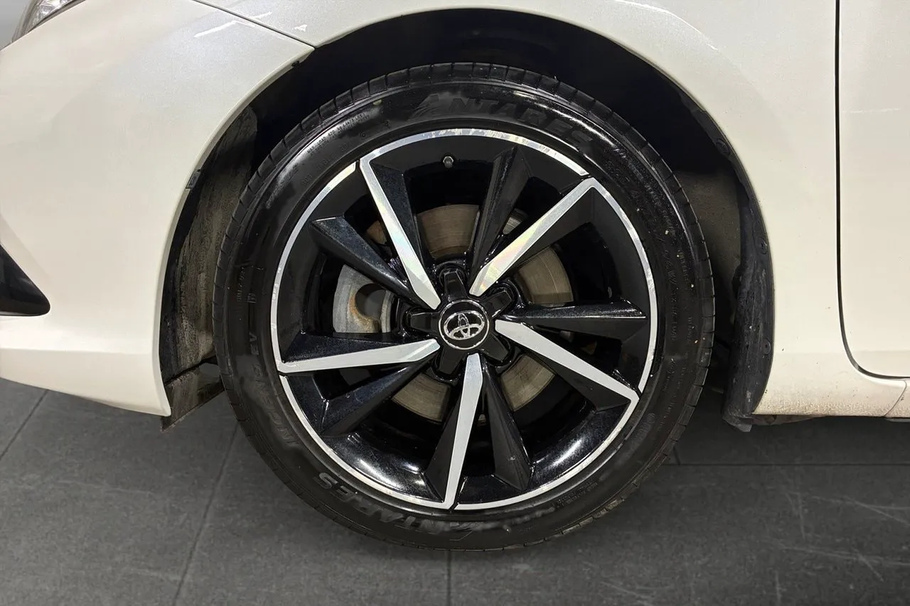 Vehicle image 15