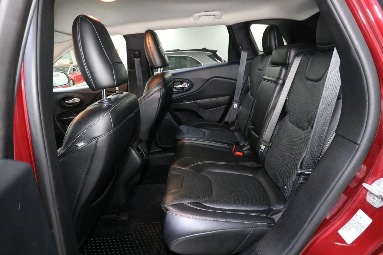 Vehicle image 16
