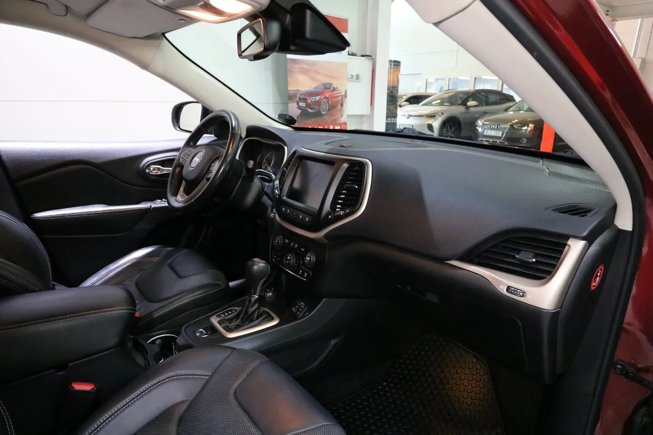 Vehicle image 14