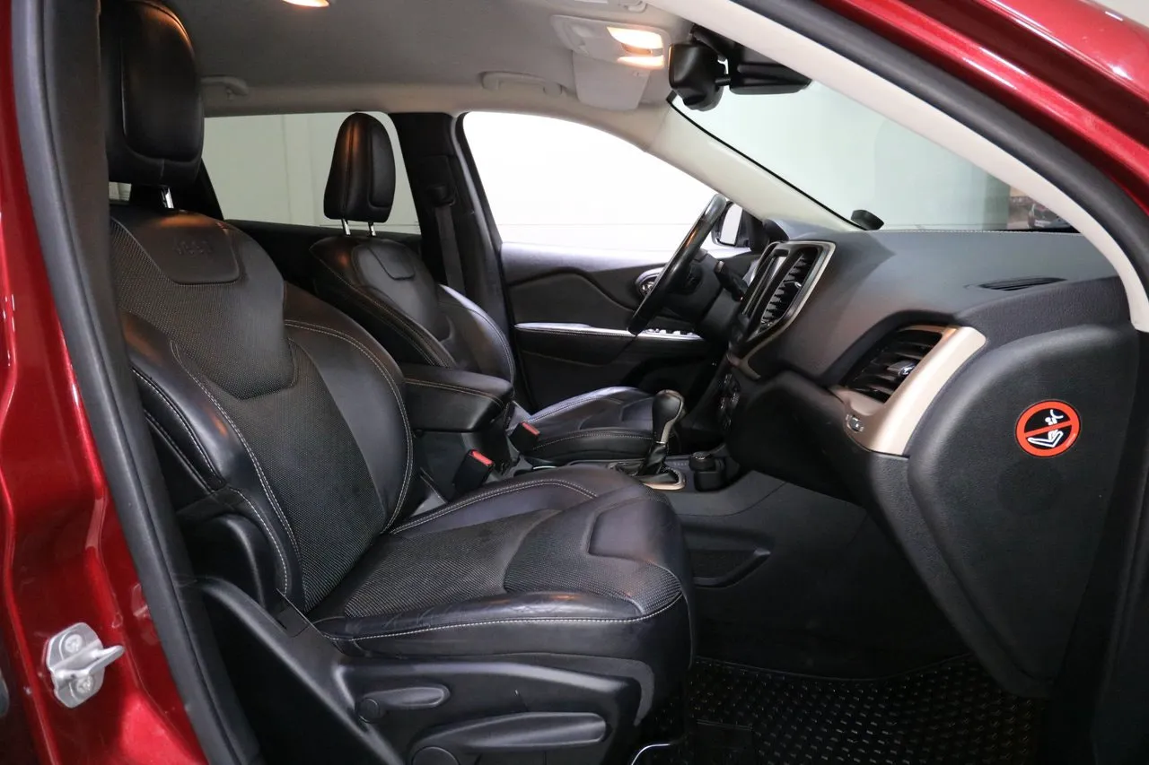 Vehicle image 15