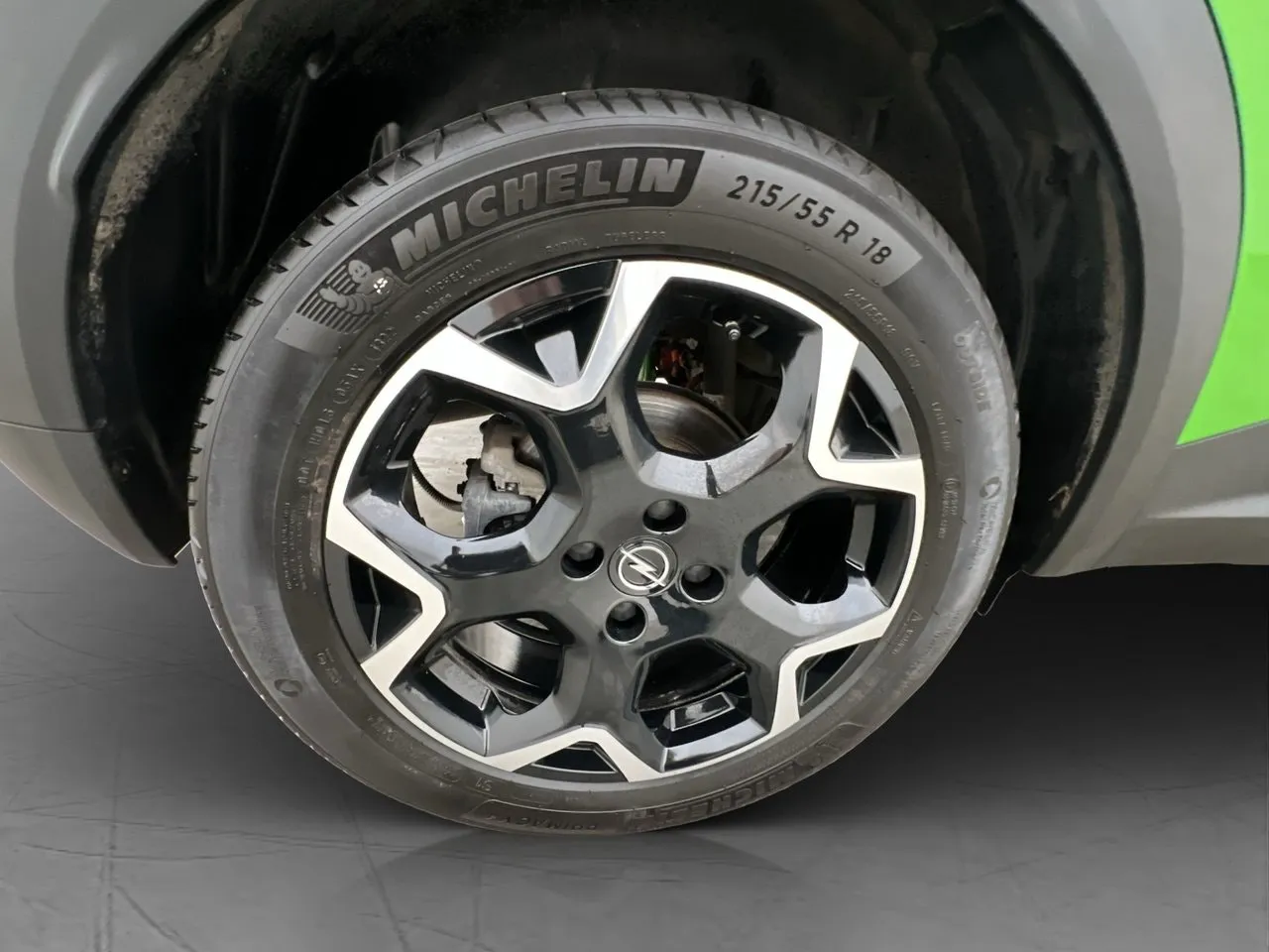 Vehicle image 32